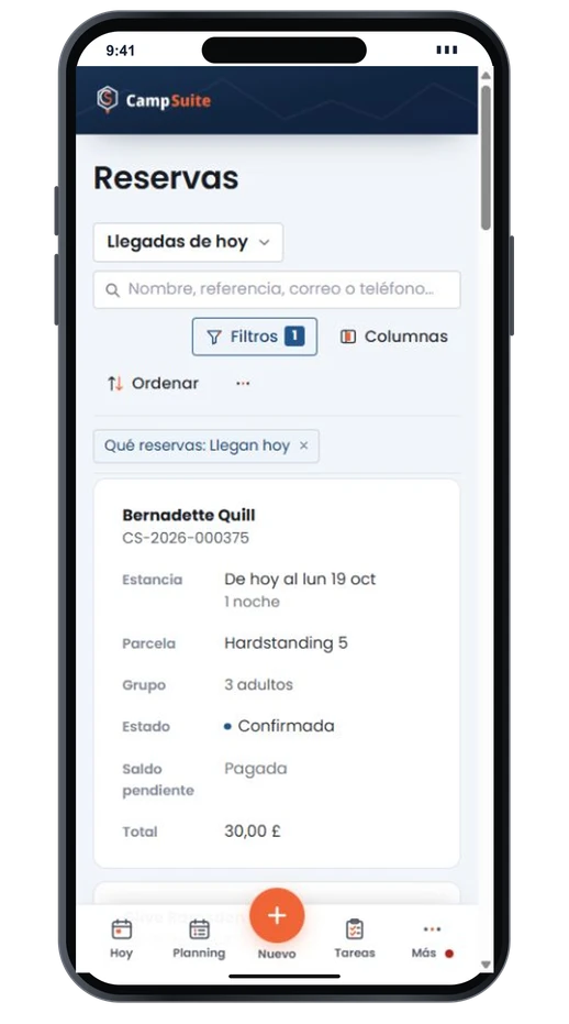 Las llegadas de hoy en un móvil: cada huésped con su estancia, su parcela, su grupo, su estado y el saldo pendiente