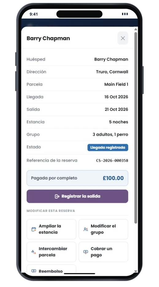 Una reserva en un móvil: el huésped, la parcela, las fechas, el grupo y el estado, pagada por completo