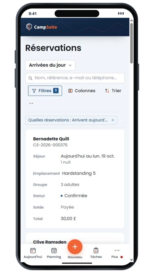 Les arrivées du jour sur un téléphone : chaque campeur avec son séjour, son emplacement, son groupe, son statut et le solde à payer