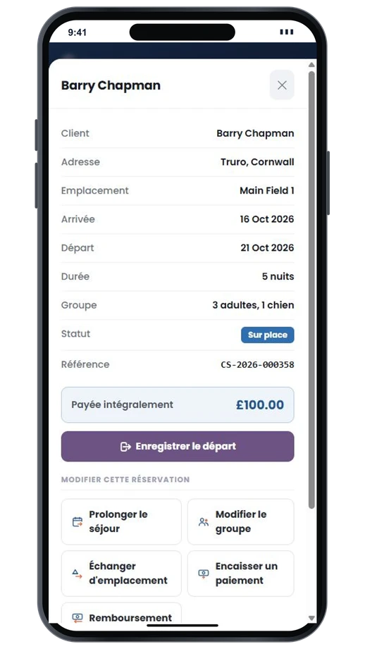 Une réservation sur un téléphone : le client, l'emplacement, les dates, le groupe et le statut, payée intégralement