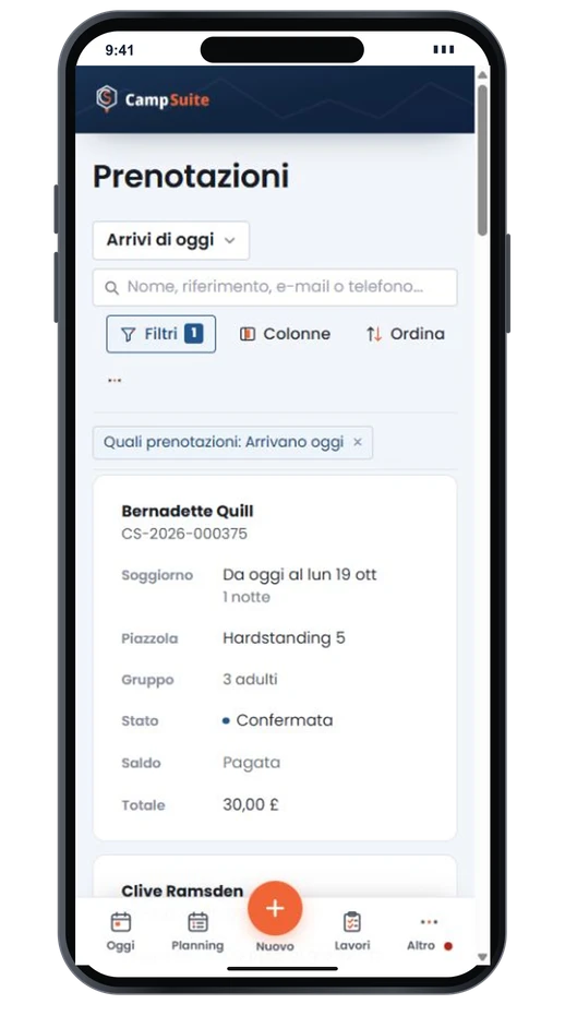 Gli arrivi di oggi su un telefono: ogni ospite con soggiorno, piazzola, gruppo, stato e saldo da pagare