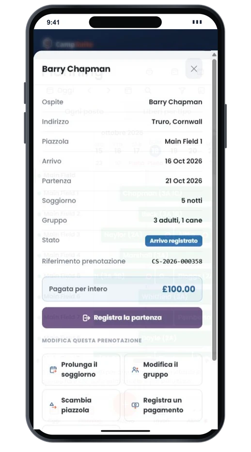 Una prenotazione su un telefono: l'ospite, la piazzola, le date, il gruppo e lo stato, pagata per intero