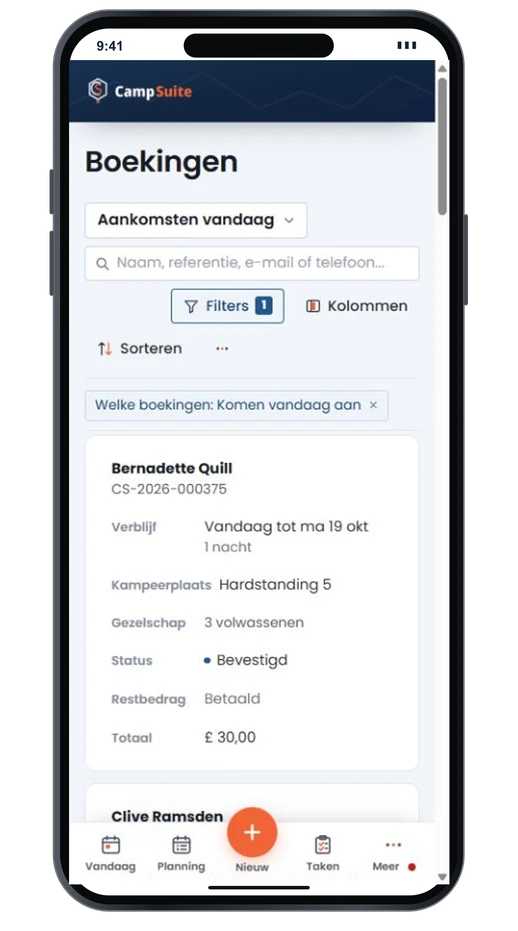 De aankomsten van vandaag op een telefoon: elke gast met verblijf, kampeerplaats, gezelschap, status en openstaand bedrag